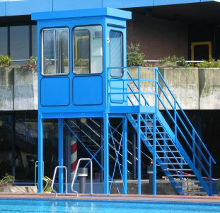 Aufsichtsstand auf Podest mit Treppe