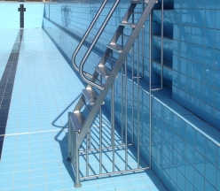 Anstelltreppe mit beidseitigem Unterschwimmschutz