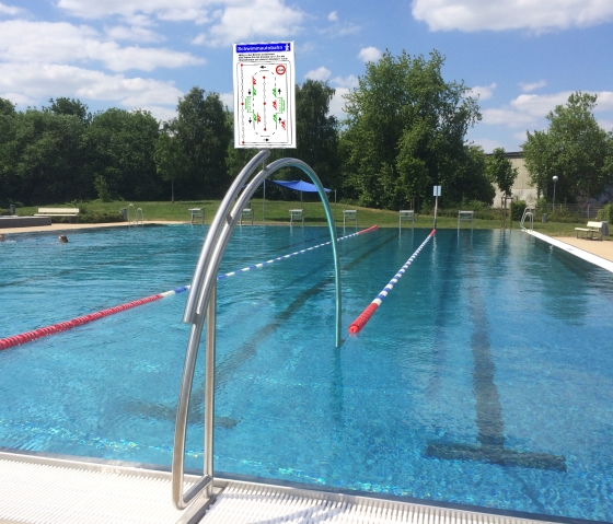 Schwimmautobahn Bügel mit Hinweisschild