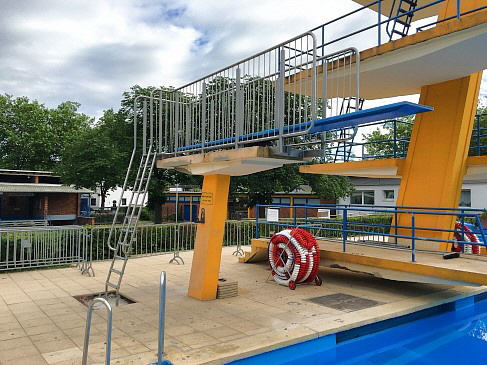 Nach DIN EN 13451-10 sanierte 3m Anlage Freibad Dillingen/Saar