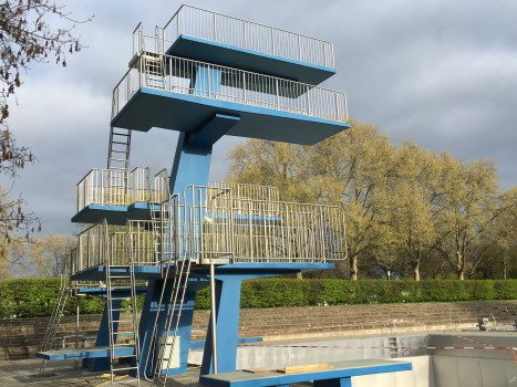 10 m Sprungturm Herzogenriedbad saniert nach DIN EN 13451-10