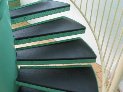 Wendeltreppe mit GFK-Belägen beklebt